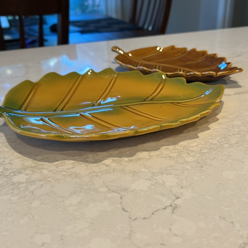 Set of Two Leaf Shaped plates. - Picture 5 of 5